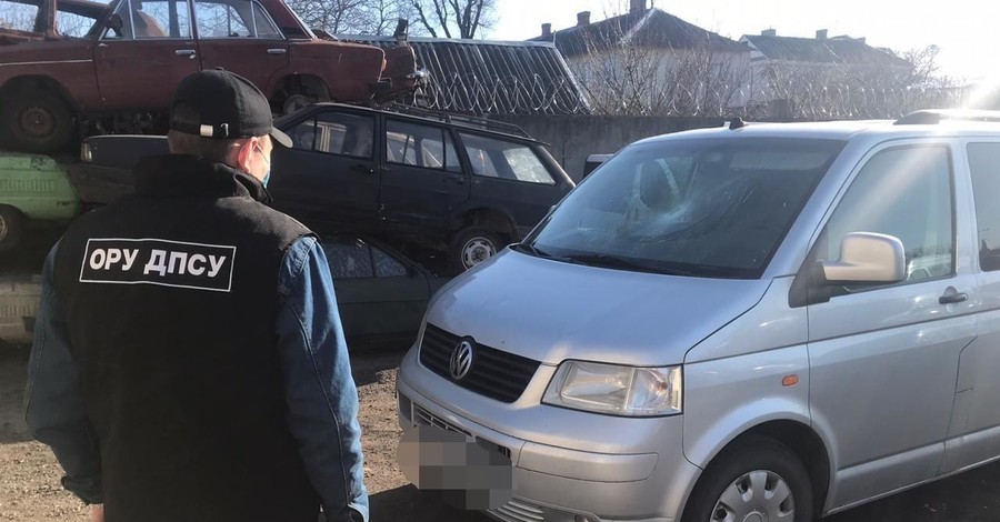 На Волыни контрабандист наехал на полицейского машиной