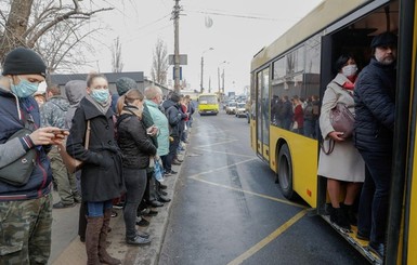 В Кабмине объяснили, кто имеет право на проезд в транспорте во время карантина