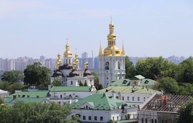 Киевлян попросили не собираться в храмах на Пасху и на кладбищах в поминальные дни