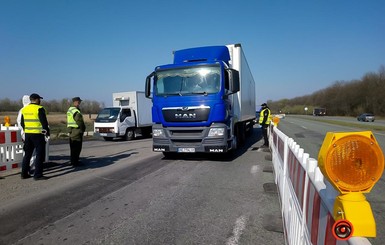 Днепр был закрыт для транзитного транспорта ровно сутки