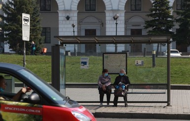 Правозащитник на горячей линии: Звонит бабушка, спрашивает, можно ли выйти на улицу. Если умирать, говорит, так хоть весну увижу