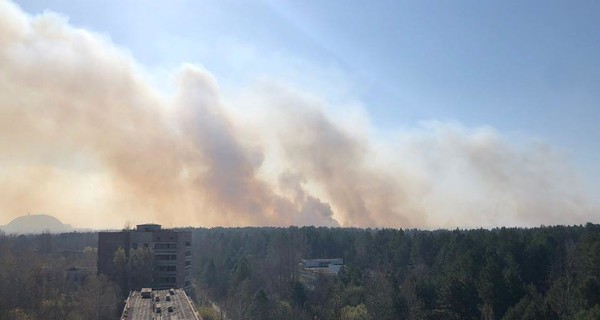 Пожар в Чернобыле продолжается: спасатели надеются на дождь