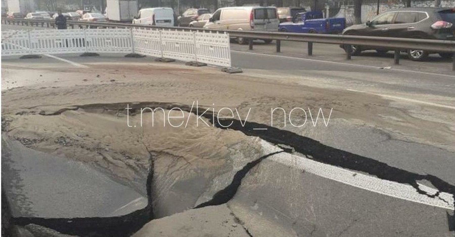 В Киеве возле метро “Шулявская” провалился асфальт