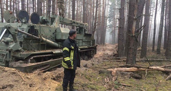 Военные показали, как помогают тушить пожары в Чернобыле и на Житомирщине