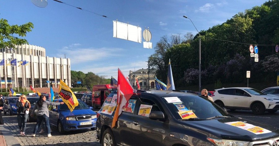 Под Кабмином предприниматели протестуют против карантина: в масках, но без соблюдения дистанции