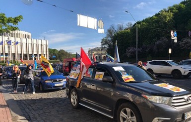 Под Кабмином предприниматели протестуют против карантина: в масках, но без соблюдения дистанции