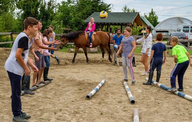 Куда девать детей летом. Школьные лагеря не работают, оздоровительные надеются открыть