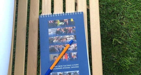 Журналистам на пресс-конференции Зеленского выдали блокноты с цитатами президента