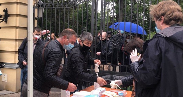 Пресс-конференция Зеленского: журналистам выдали маски, а свои попросили снять