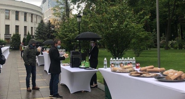 На пресс-конференции Зеленского для СМИ устроили небольшой фуршет