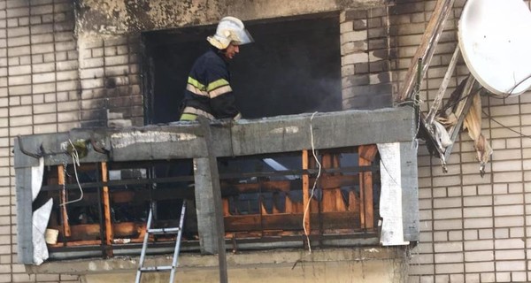 Взрыв и пожар в квартире Новомосковска: спасатели успели эвакуировать маленького ребенка 