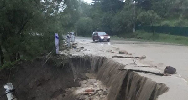 В Черновицкой области в результате наводнения размыло дороги в нескольких селах