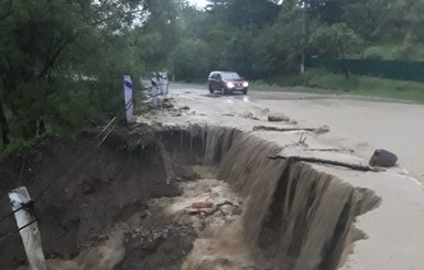 В Черновицкой области в результате наводнения размыло дороги в нескольких селах