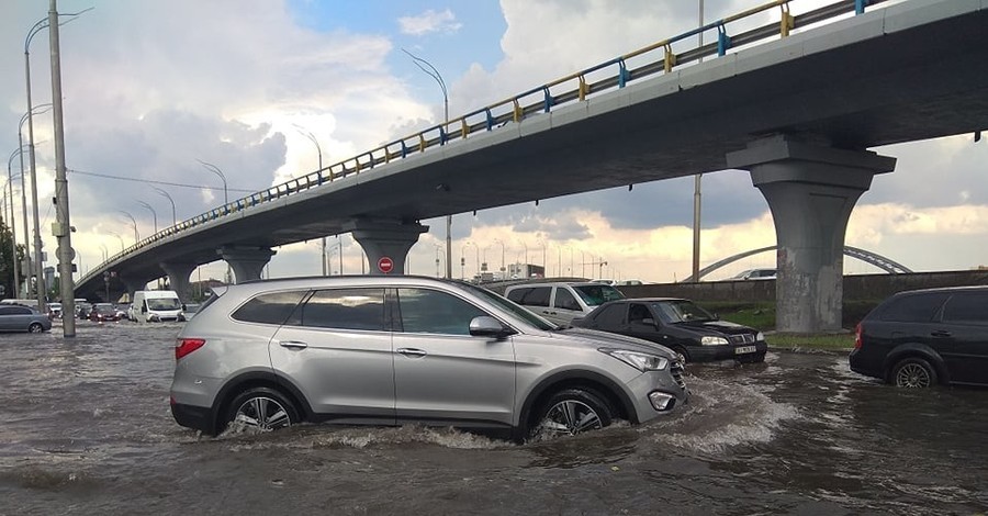 В Киеве после непродолжительного ливня затопило Подол