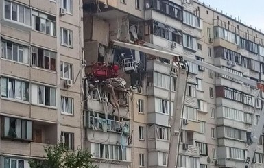 Взрыв дома в Киеве на Поздняках: в соцсетях появилось видео взрыва, а у следствия - основная версия