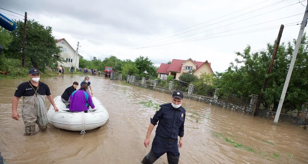 Жертвы паводка в Западной Украине: Вырубка не виновата - столько воды лес бы не остановил