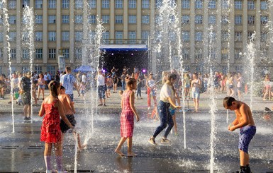 Семейный врач о жаре: Чувствуете, что теряете сознание, - присядьте. И не переедайте мороженого