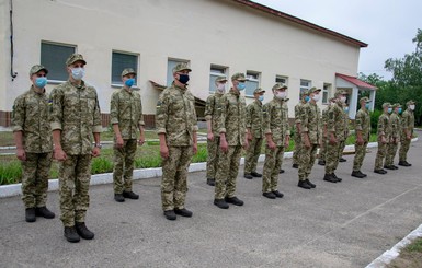 Военкоматы массово шлют повестки выпускникам. Минобразования напоминает военным, что так не договаривались