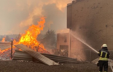 На Луганщине пылают 3 села: в больнице скончалась 4 жертва