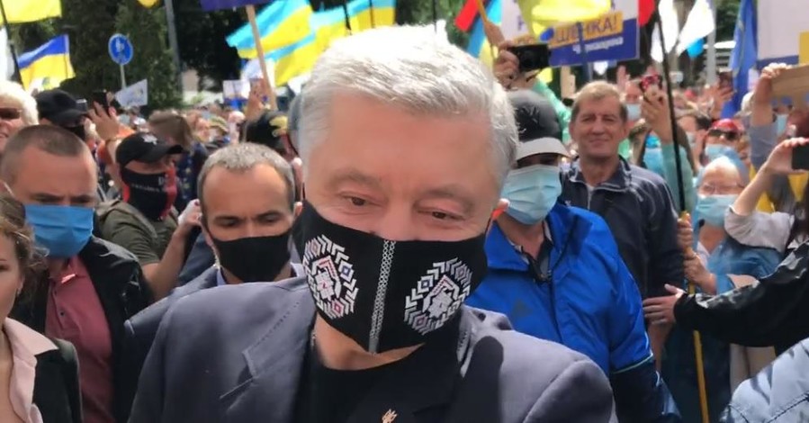 Порошенко выбил у оператора камеру, проходя сквозь толпу сторонников к суду