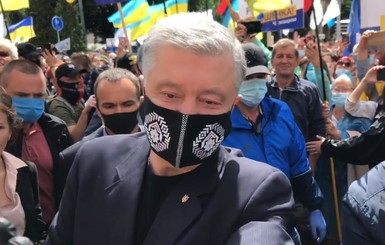 Порошенко выбил у оператора камеру, проходя сквозь толпу сторонников к суду