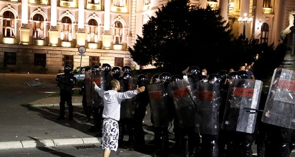 В Сербии из-за введения комендантского часа парламент забросали факелами