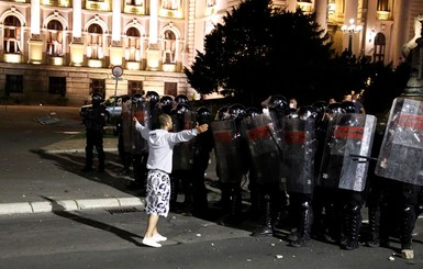 В Сербии из-за введения комендантского часа парламент забросали факелами