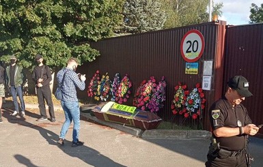 Под оркестр под домом Якова Смолия положили гроб и похоронные венки