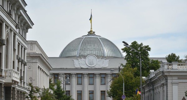 Два внеочередных заседания Верховной Рады: На повестке дня повышение зарплат министрам и местные выборы