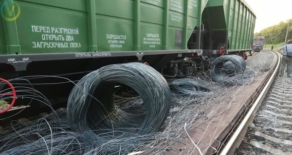 На Днепропетровщине с путей сошли грузовые поезда: пассажирские - опаздывают