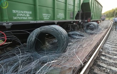 На Днепропетровщине с путей сошли грузовые поезда: пассажирские - опаздывают