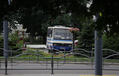 К луцкому террористу едет жена, а сын удивлен его поступком 