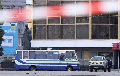 Луцкий террорист открыл огонь по дрону СБУ и не разрешает передать заложникам воду и еду