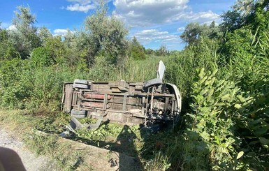 На Днепропетровщине перевернулся автобус: пострадали 15 человек, водитель - сбежал