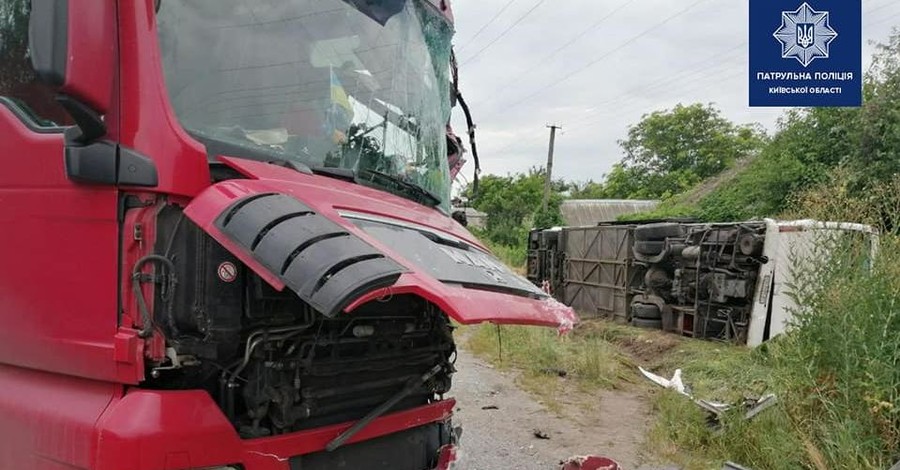 Под Киевом столкнулись легковушка, фура и пассажирский автобус: есть жертвы