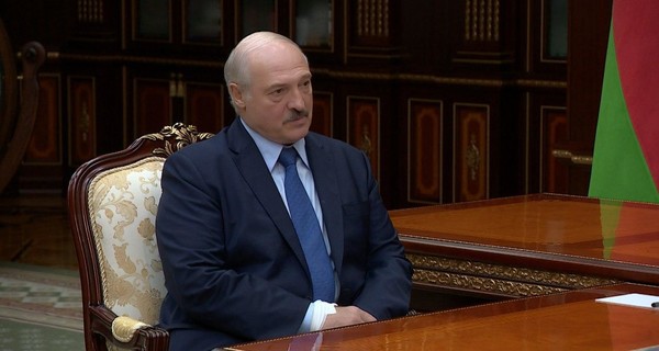 СМИ заподозрили, что руку Лукашенко перебинтовали из-за катетера