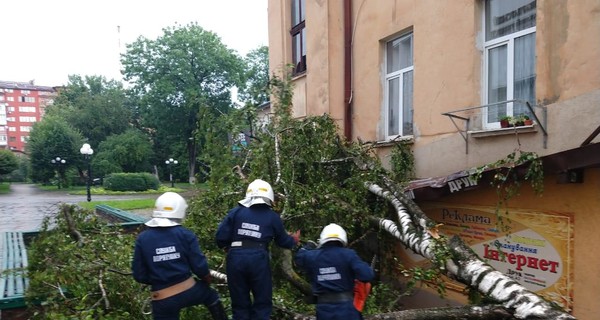 На Волыни сорвало крыши с двух школ и поликлиники 