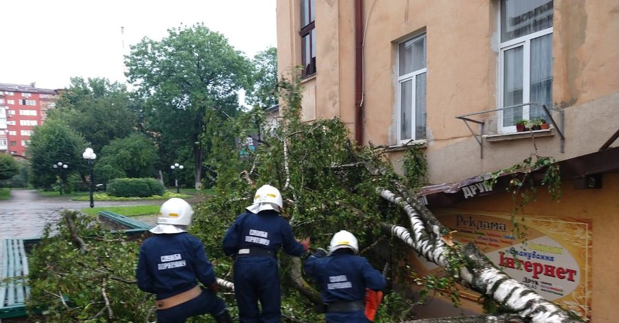 На Волыни сорвало крыши с двух школ и поликлиники 