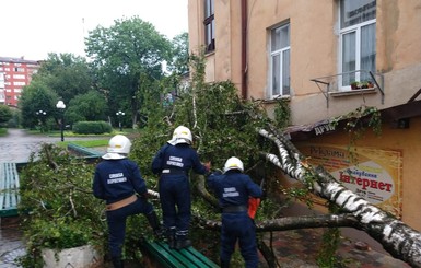 На Волыни сорвало крыши с двух школ и поликлиники 