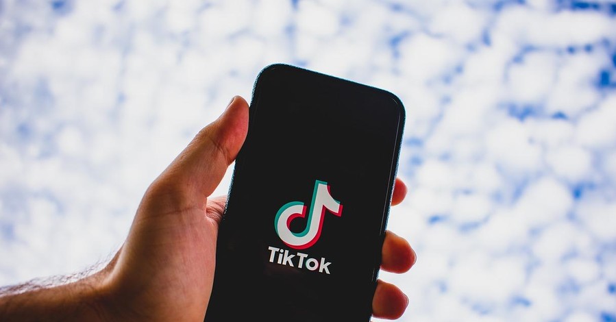 Трамп пригрозил запретить в США TikTok до середины сентября