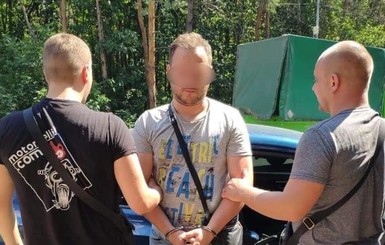 Под Киевом мужчина открыл стрельбу по автомобилю, пострадала девушка 