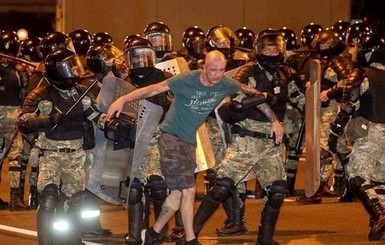 Протесты в Минске: участник митинга погиб, пытаясь бросить в ОМОН взрывчатку