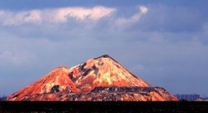 Тракторист засыпал женщину раскаленной угольной породой 