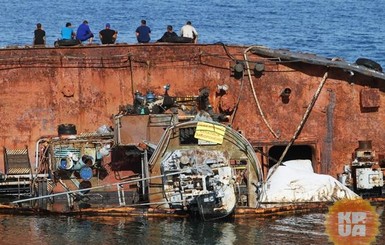 Из воды показался нос. В Одессе снова пытаются поднять танкер Delfi