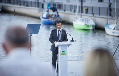 Нарушает ли президент закон, когда в рабочее время агитирует за свою политическую партию?