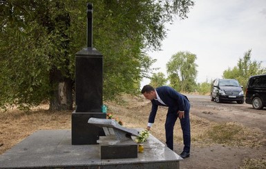 Зеленский приехал на место гибели Кузьмы Скрябина и возложил цветы