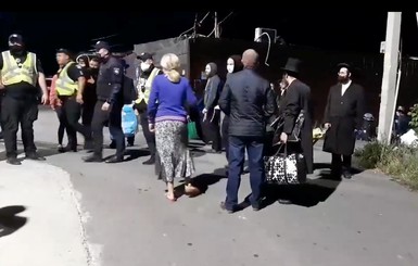 В Умани хасидов не пускали к могиле цадика Нахмана - на видео паломники в масках, а местные жители без