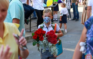 На линейку в маске: в каких средствах защиты пришли школьники на Праздник первого звонка