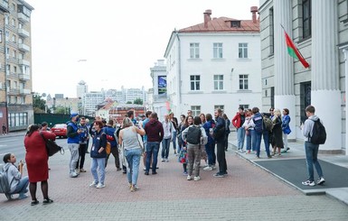 В Беларуси отпустили задержанного фотографа, который вышел на акцию в поддержку коллег