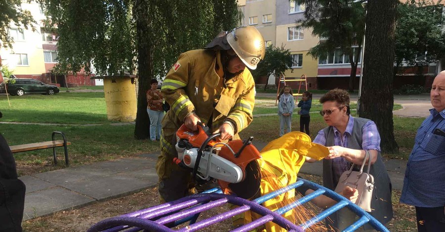 Киевским спасателям пришлось вырезать голову ребенка из металлической лестницы